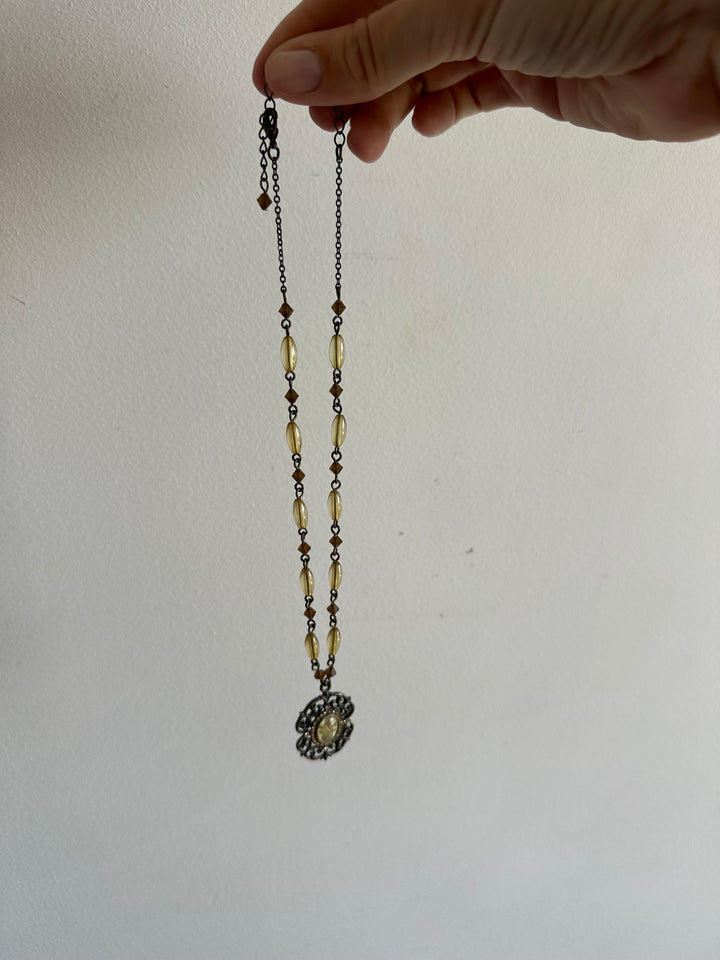 Collier médaillon en laiton et perles ambrées