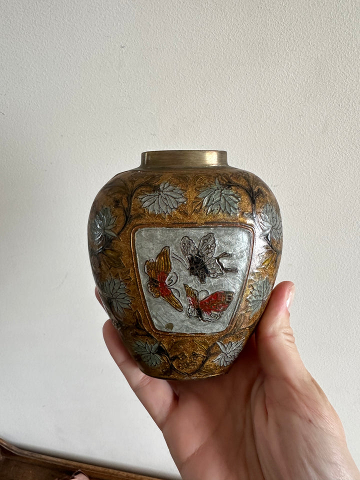 Vase en laiton émaillé motifs papillons