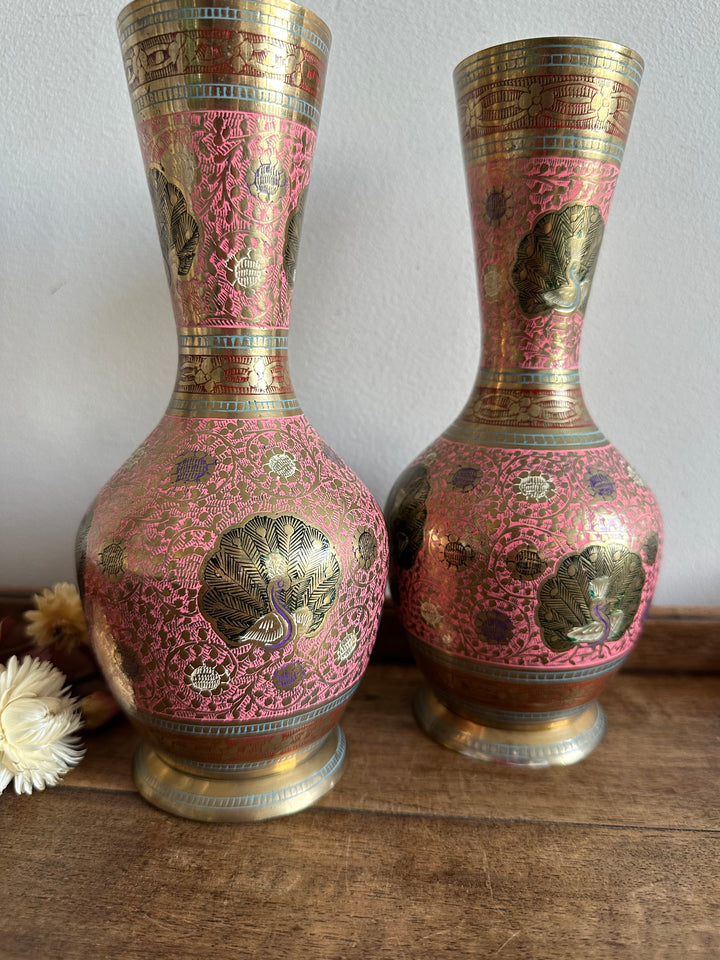 Vase en laiton repoussé tons roses