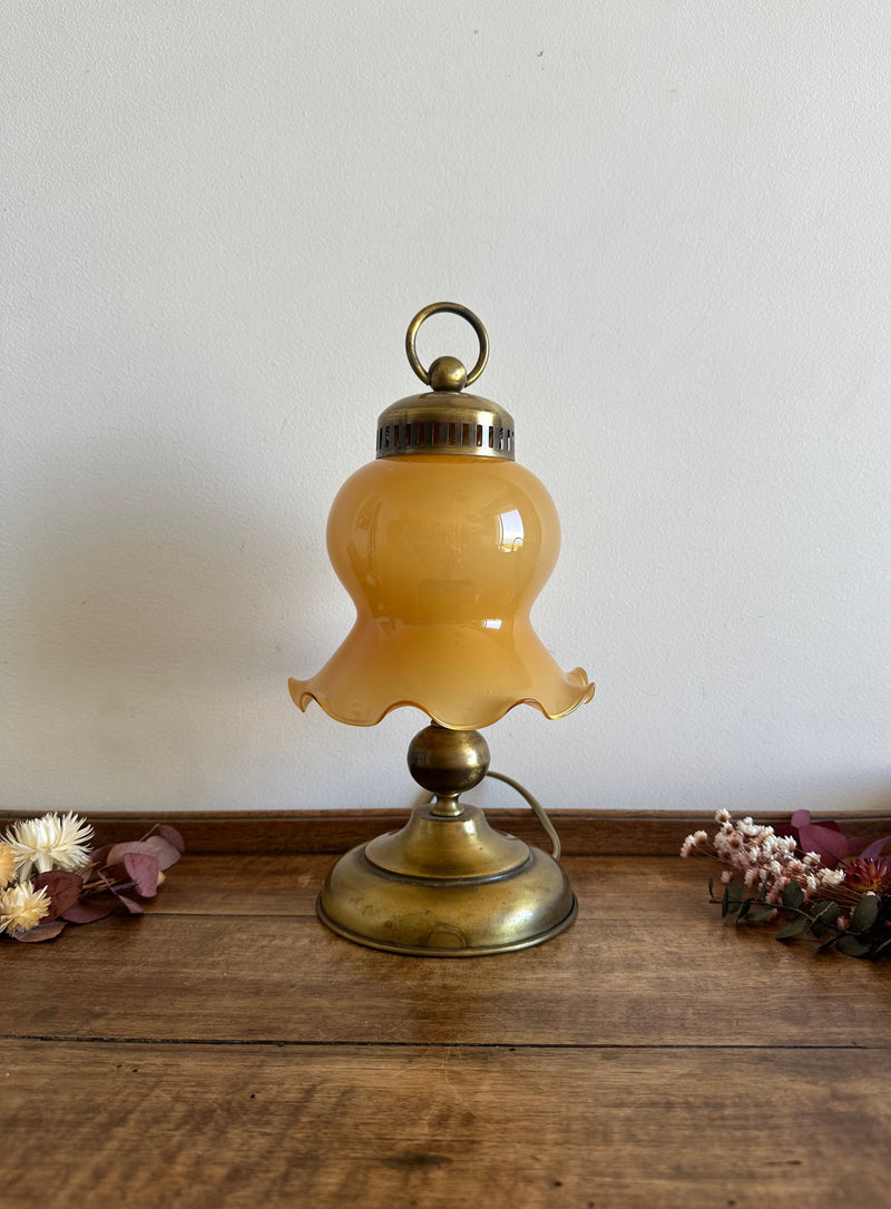 Lampe de table en laiton et opaline ton ambre