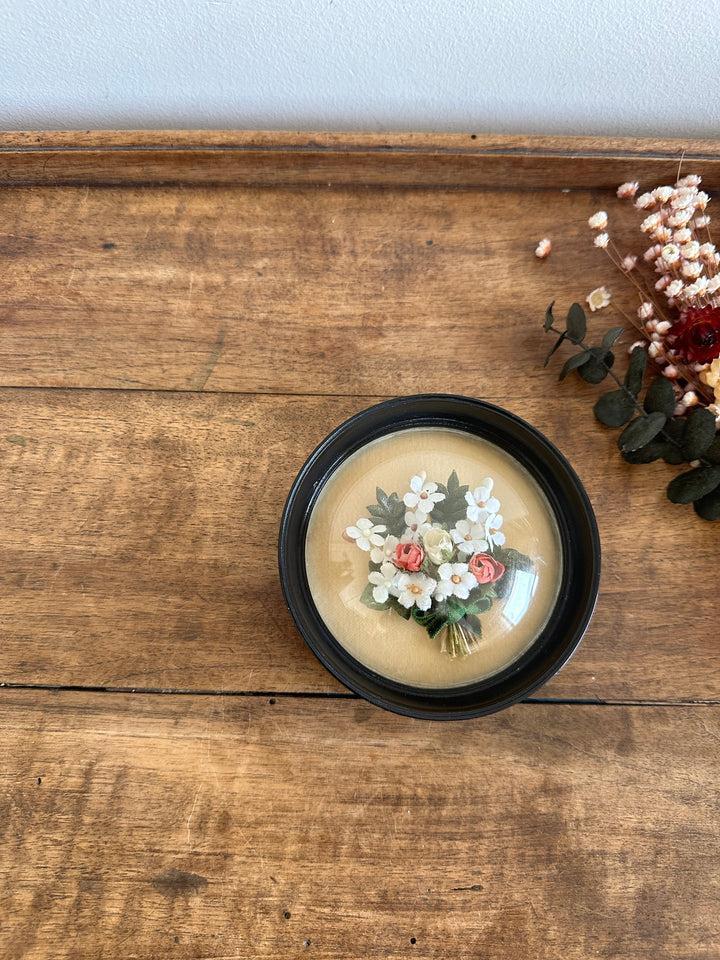 Fleurs en tissu sous verre bombé cadre rond noir