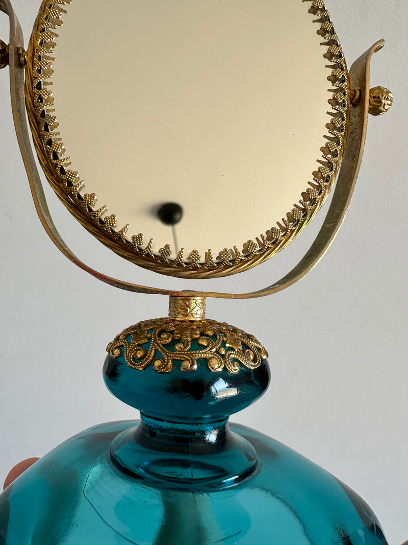 Miroir à poser en laiton dentelé sur socle en verre bleu