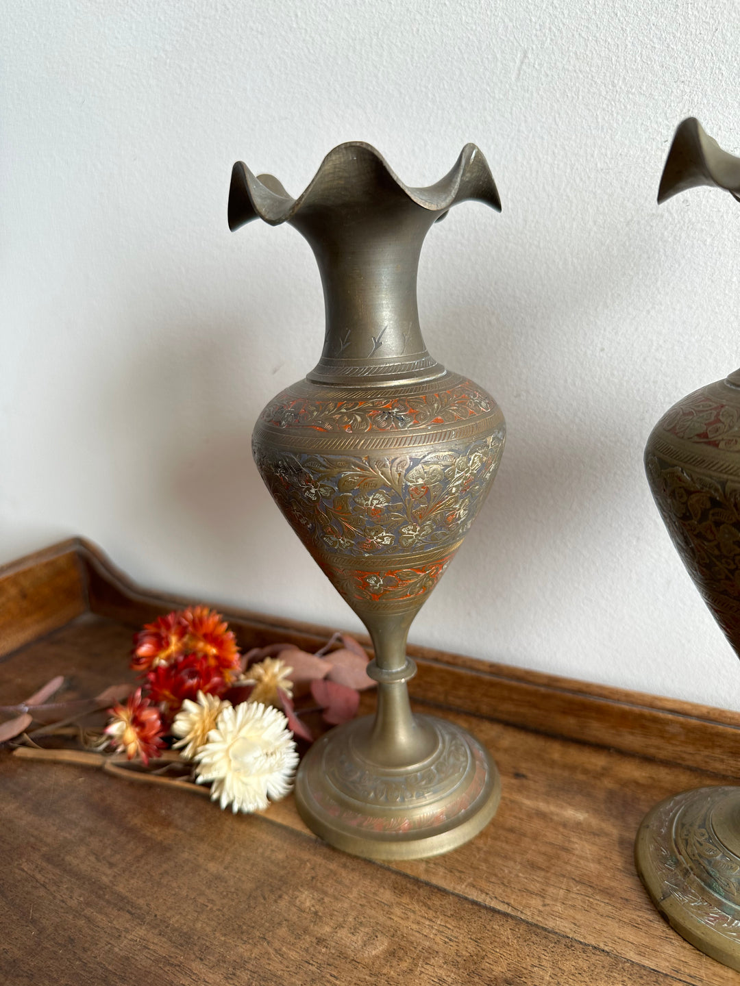 Vases en laiton sur pied gravés