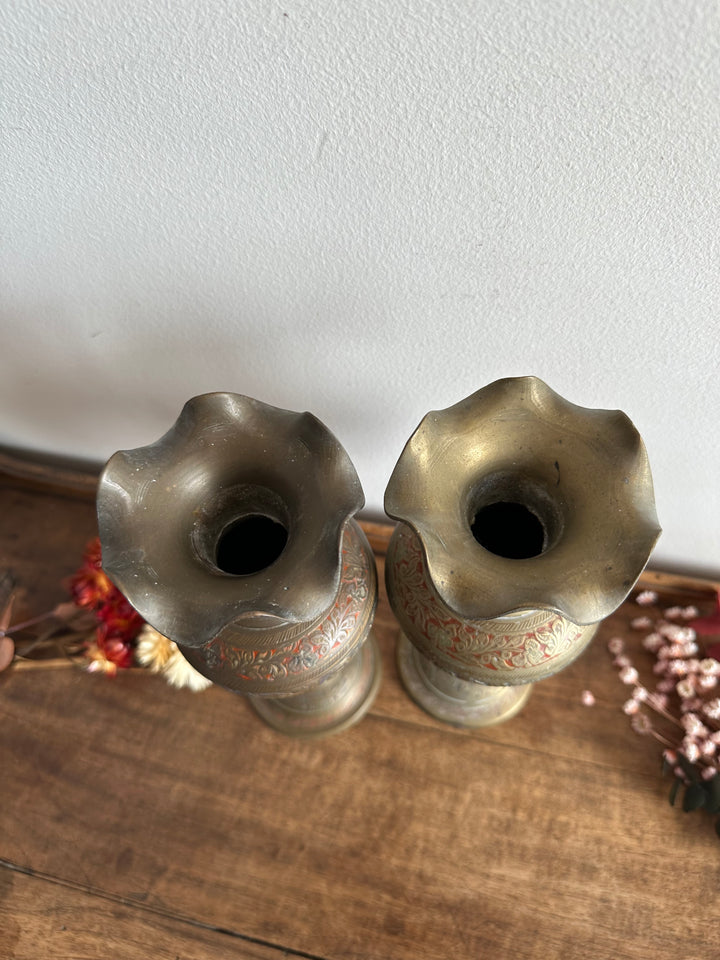 Vases en laiton sur pied gravés