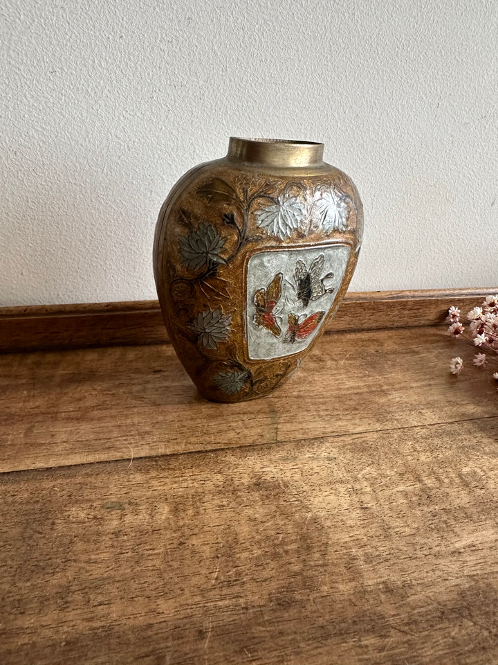 Vase en laiton émaillé motifs papillons