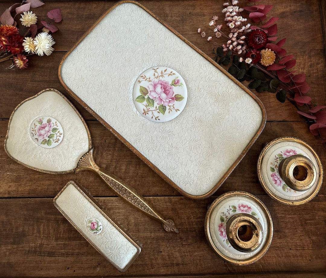 Ensemble de toilette en laiton repoussé et dentelle fleurie années 50