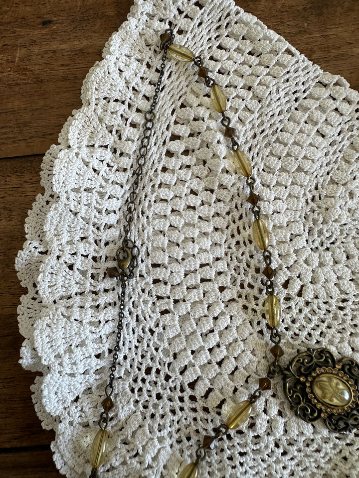 Collier médaillon en laiton et perles ambrées