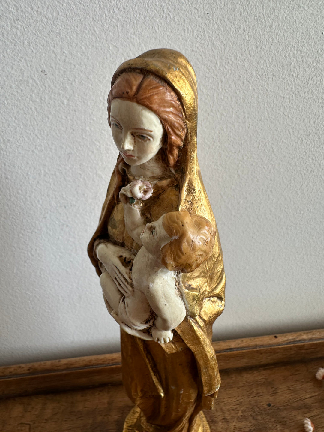 Statuette de la vierge et l'enfant en résine dorée peinte à la main