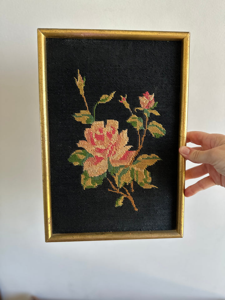 Broderie roses sur fond noir encadrement en bois doré