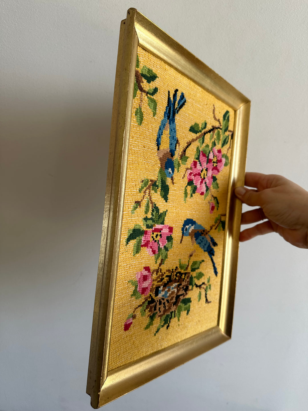 Broderie oiseaux sur fond jaune