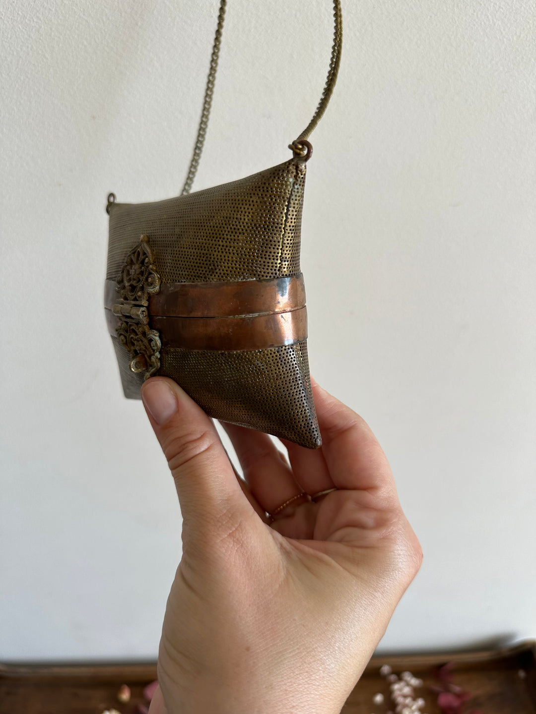 Minaudière en laiton et cuivre avec chainette