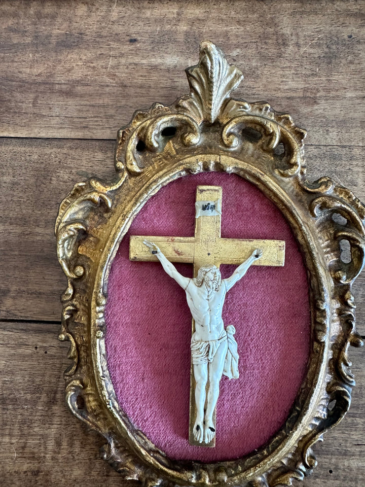 Crucifix en ivoire et bois encadré sur velours rose 19 eme