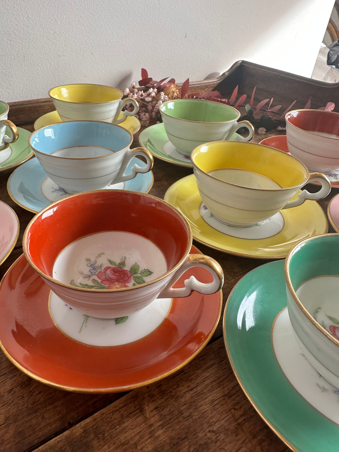 Service à café fleuri en porcelaine colorée