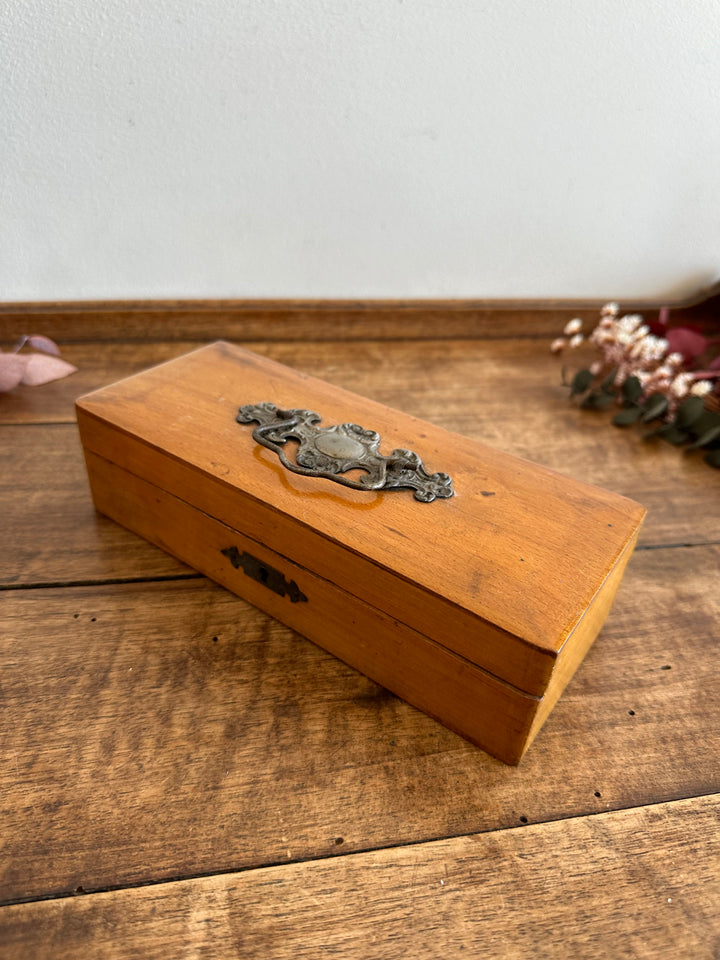 Boite en bois d'écolier avec décoration en métal années 30