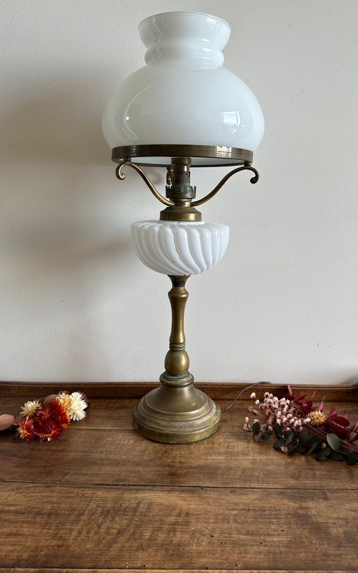 Lampe à pétrole électrifiée en opaline blanche taille XL