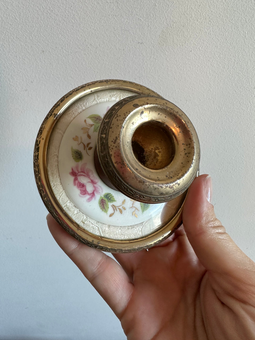 Ensemble de toilette en laiton repoussé et dentelle fleurie années 50