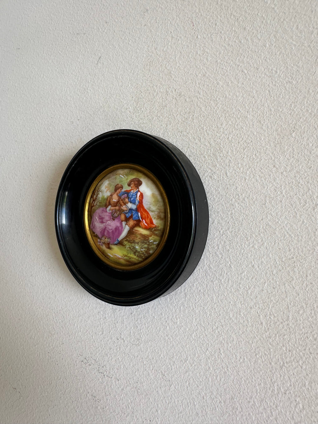 Impression sur porcelaine de Limoges scène d'époque d'après Fragonard cerclée de noir