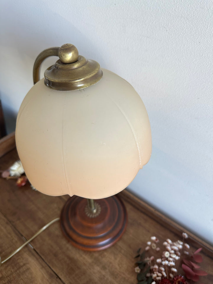 Lampe en laiton et bois globe tulipe couleur pêche poudrée