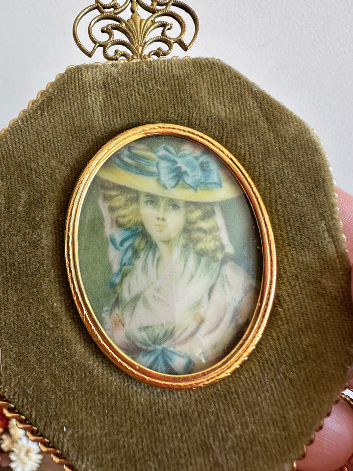 Portrait jeune femme dans médaillon octogonal en velours vert