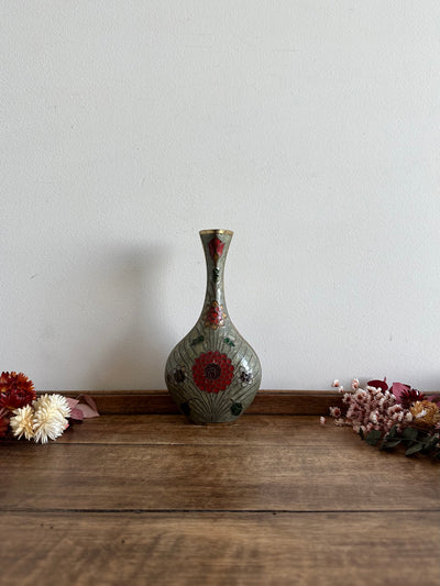 Vase en laiton émaillé motif fleurs rouges