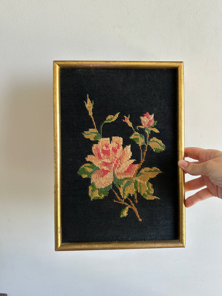 Broderie roses sur fond noir encadrement en bois doré