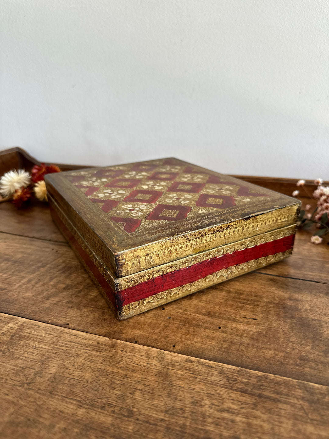 Boite en bois rectangulaire or et rouge décorations style florentin