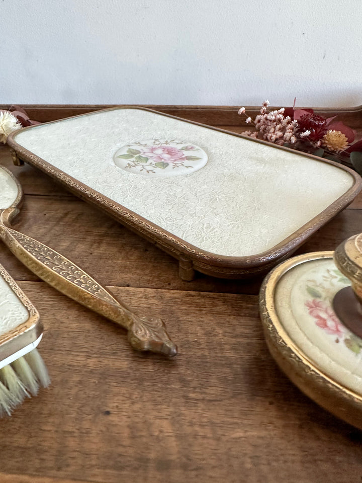 Ensemble de toilette en laiton repoussé et dentelle fleurie années 50