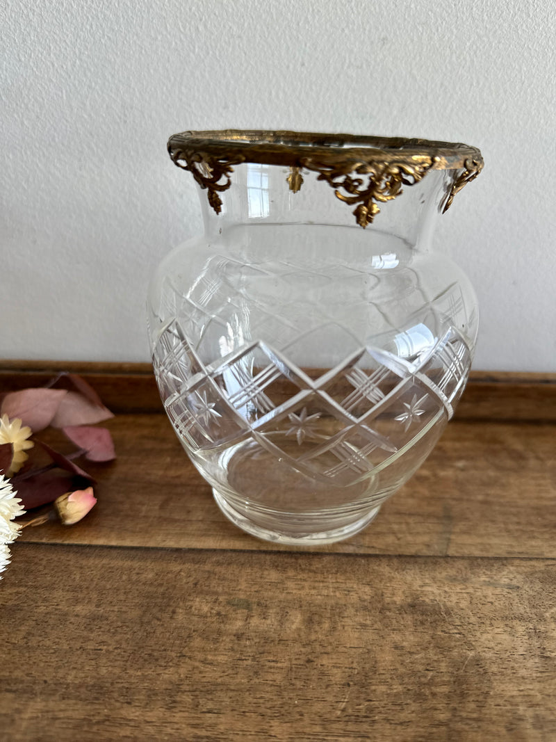 Vase en cristal cerclé de métal doré