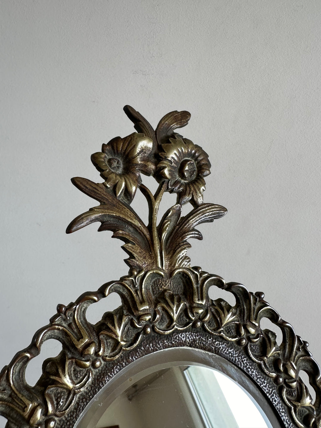 Miroir en bronze 19ème style baroque fronton marguerites