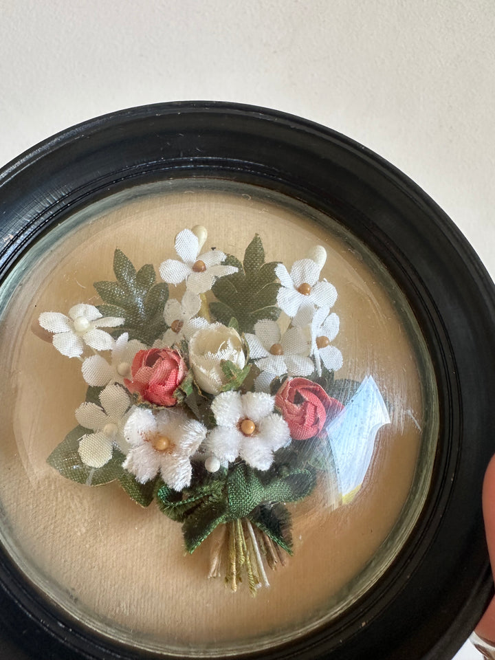 Fleurs en tissu sous verre bombé cadre rond noir