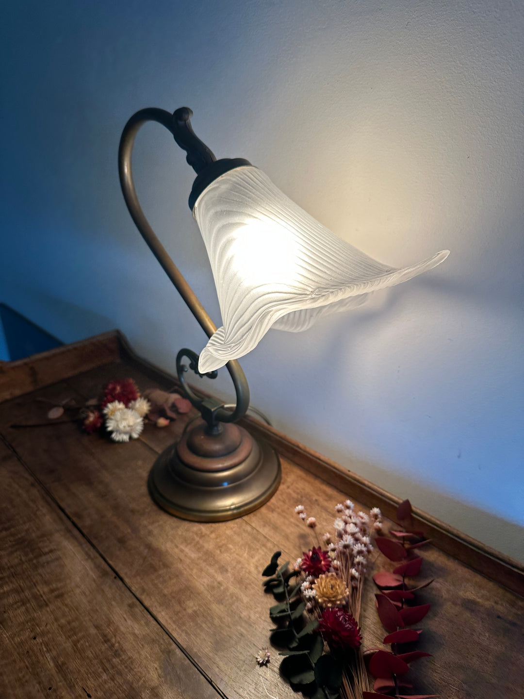 Lampe col de cygne bois et laiton globe tulipe blanc