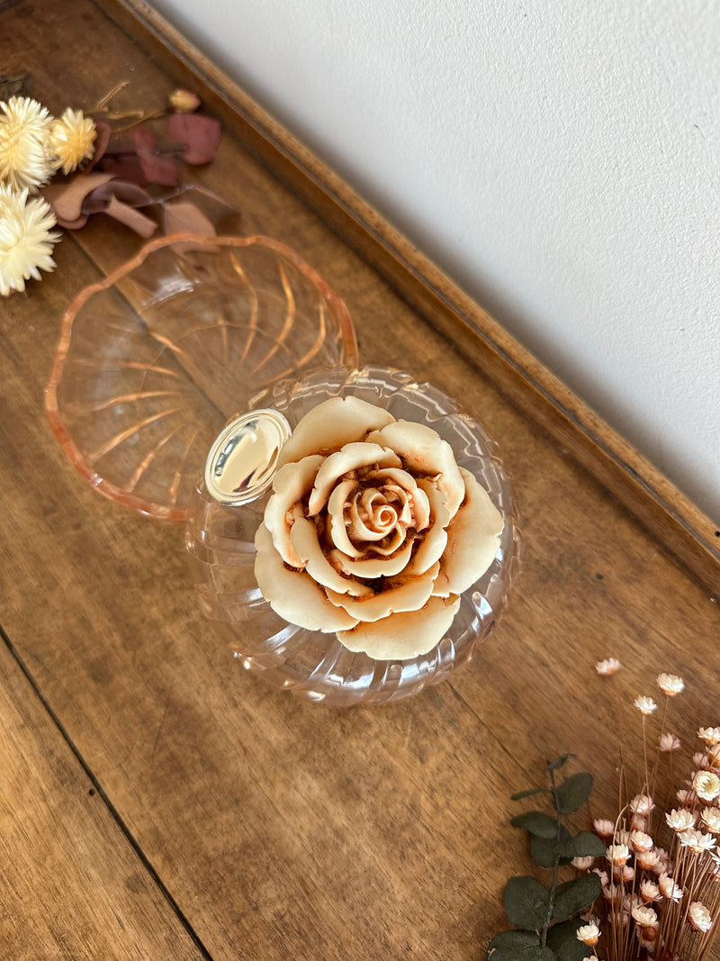 Bonbonnière en verre ornement rose sculpté