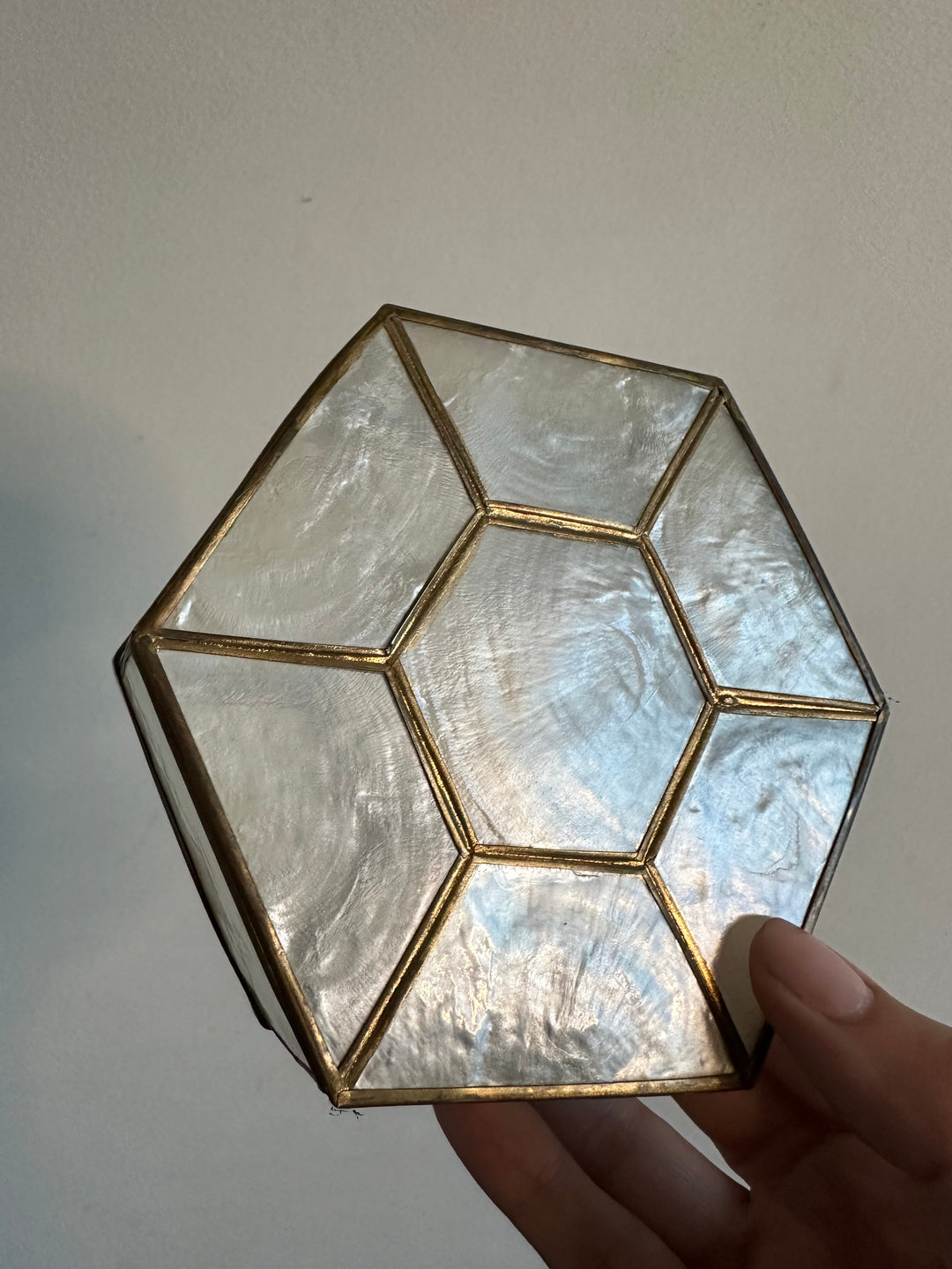 Bonbonnière hexagonale en nacre cerclée de laiton