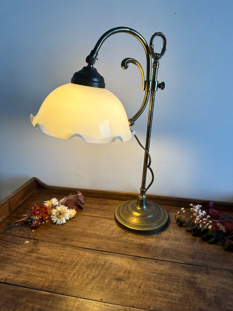 Lampe en laiton et opaline blanche