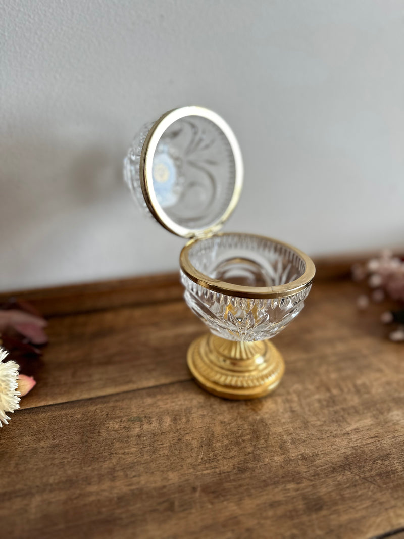 Bonbonnière en cristal sur pied en métal doré