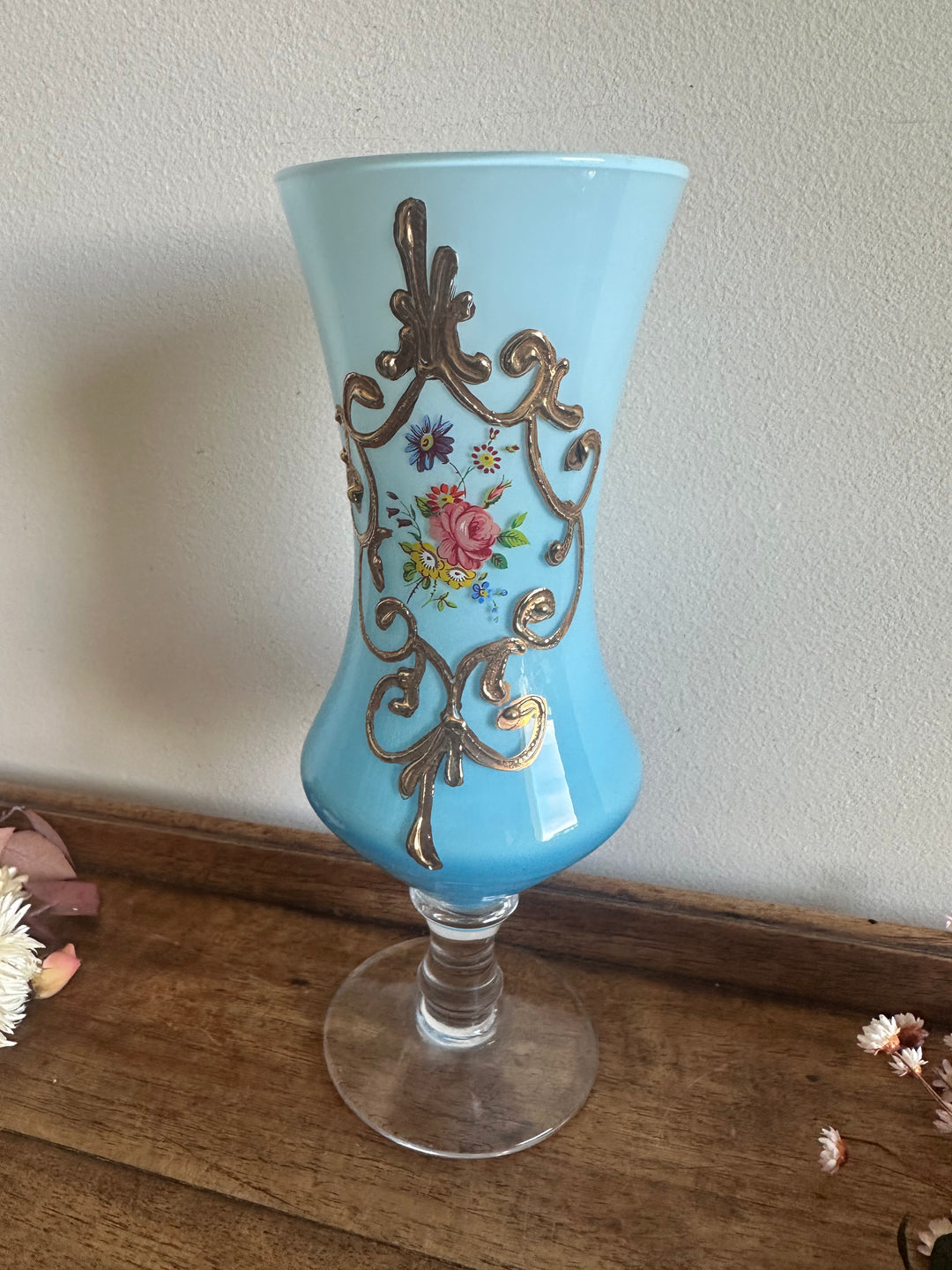 Vase sur pied en opaline bleue décoré de fleurs et dorures