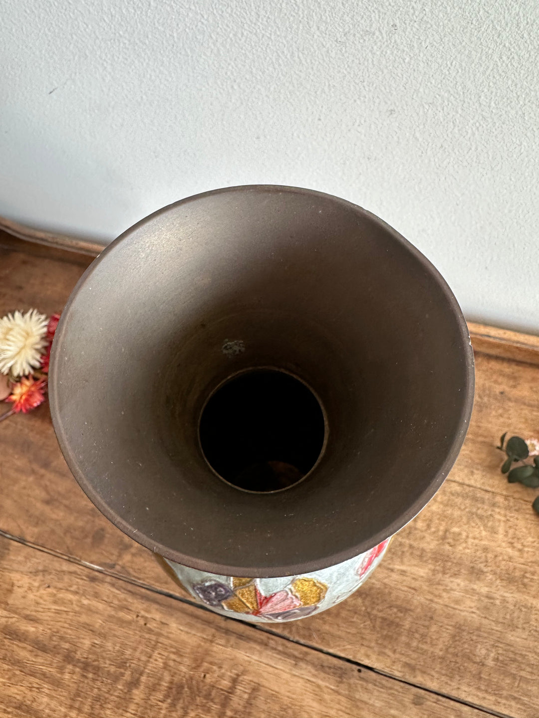 Vase en laiton émaillé fleurs rouge sur fond gris