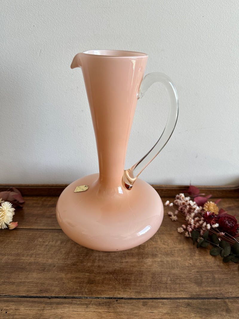 Vase en opaline rose avec anse