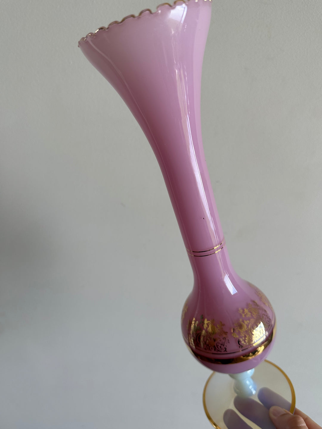 Vase en opaline rose serti d'un camé en résine