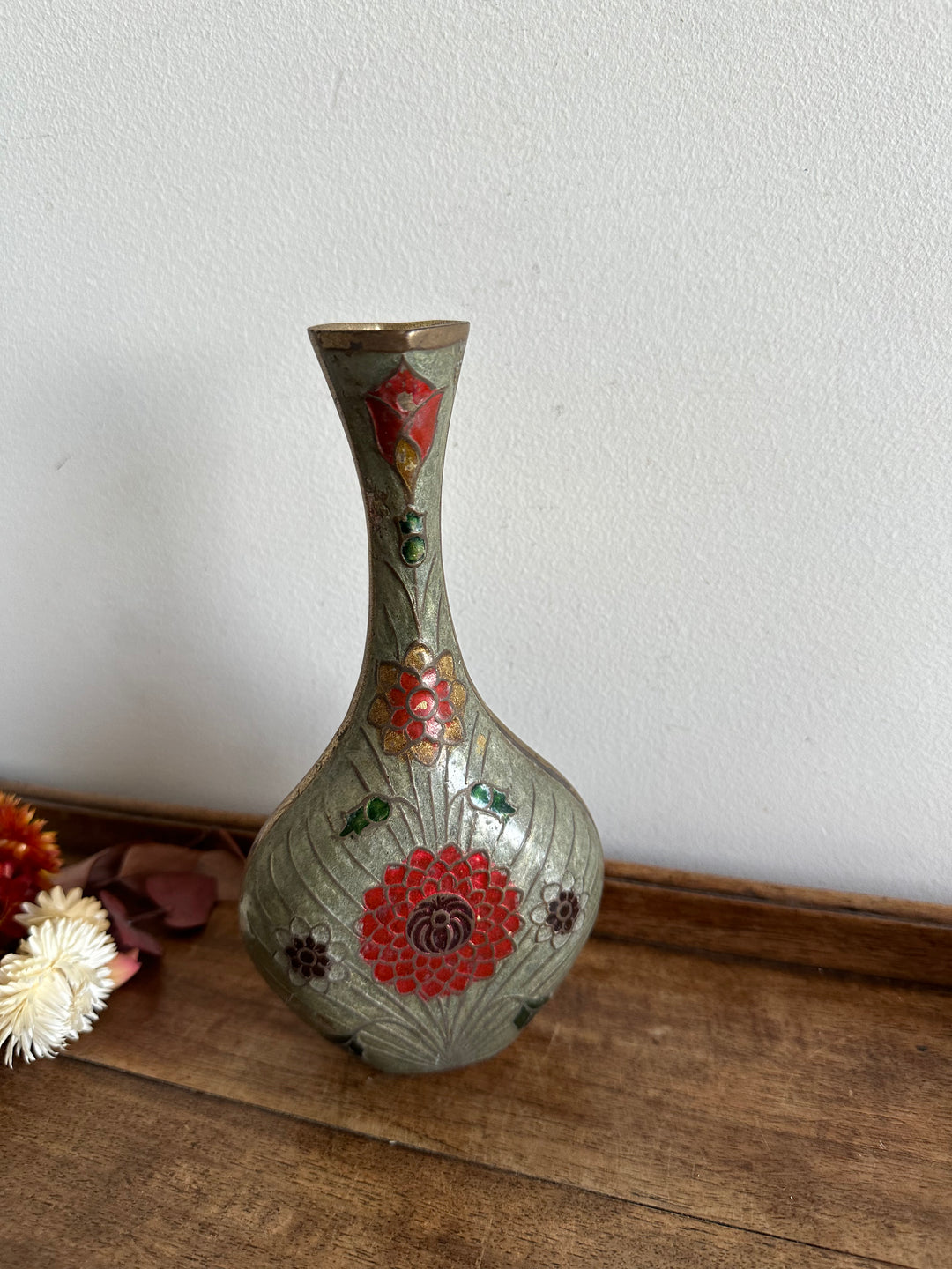 Vase en laiton émaillé motif fleurs rouges