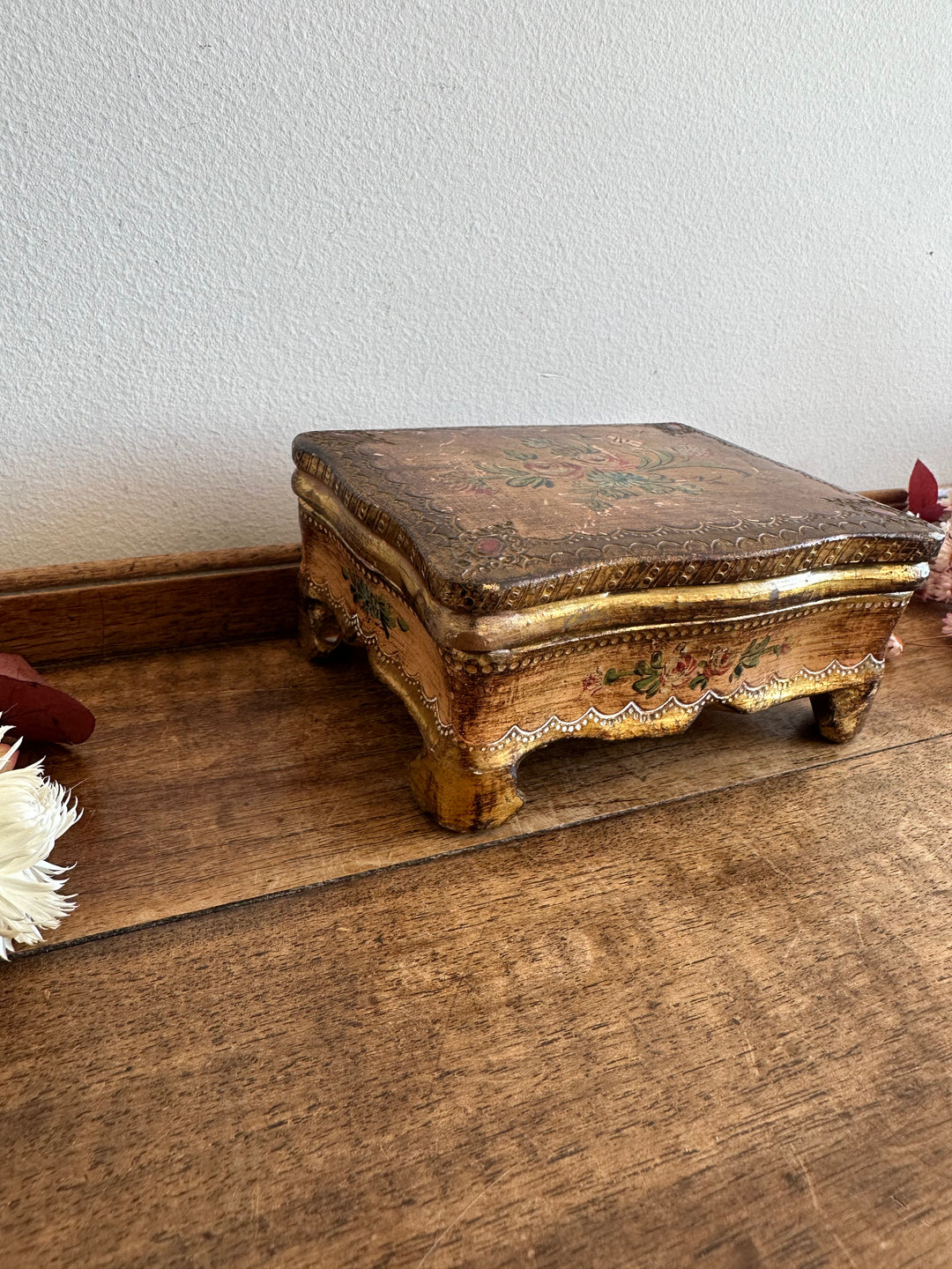 Coffret sur pieds en bois doré décoré main