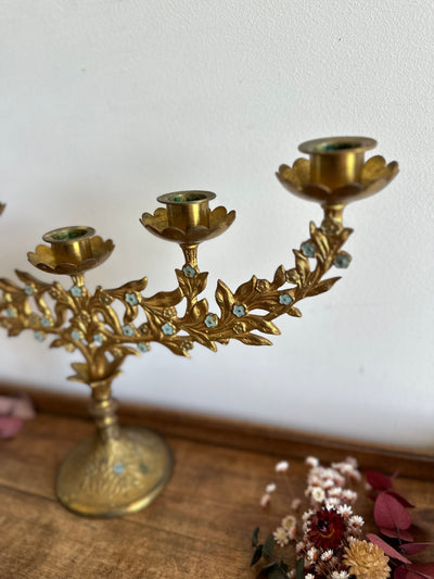 Chandelier d'autel en laiton doré orné de petite fleurs émaillées