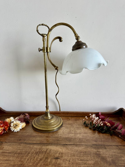 Lampe en laiton et opaline blanche