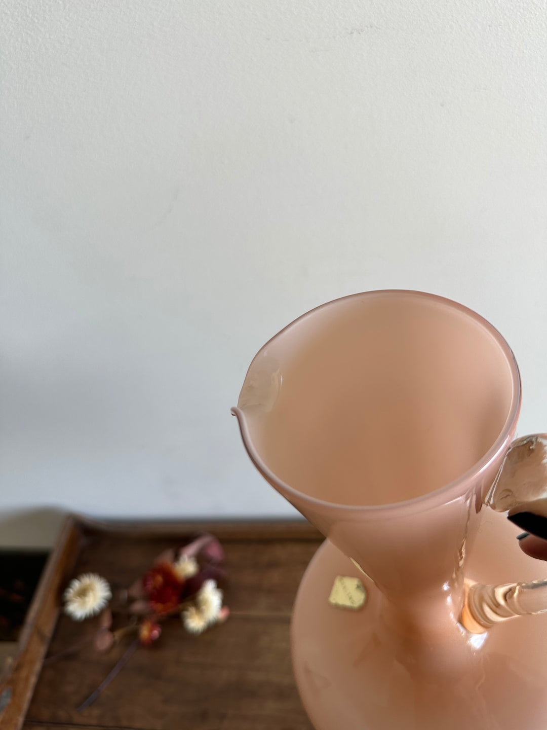 Vase en opaline rose avec anse