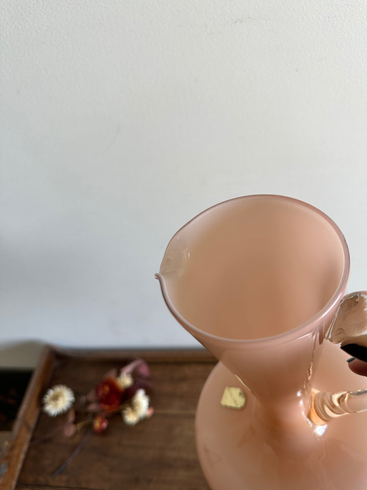 Vase en opaline rose avec anse