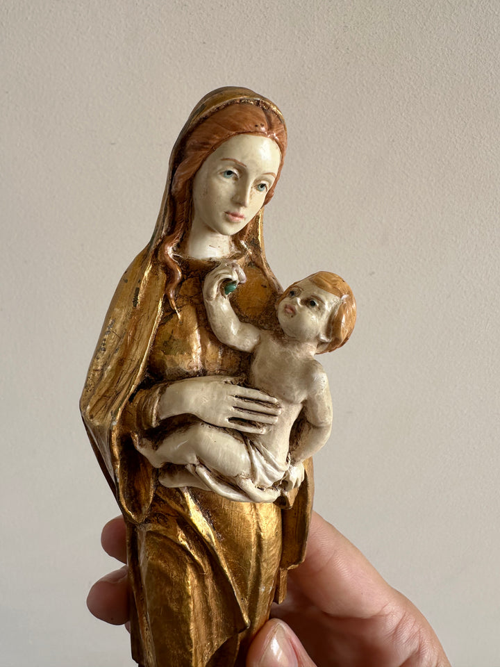 Statuette de la vierge et l'enfant en résine dorée peinte à la main