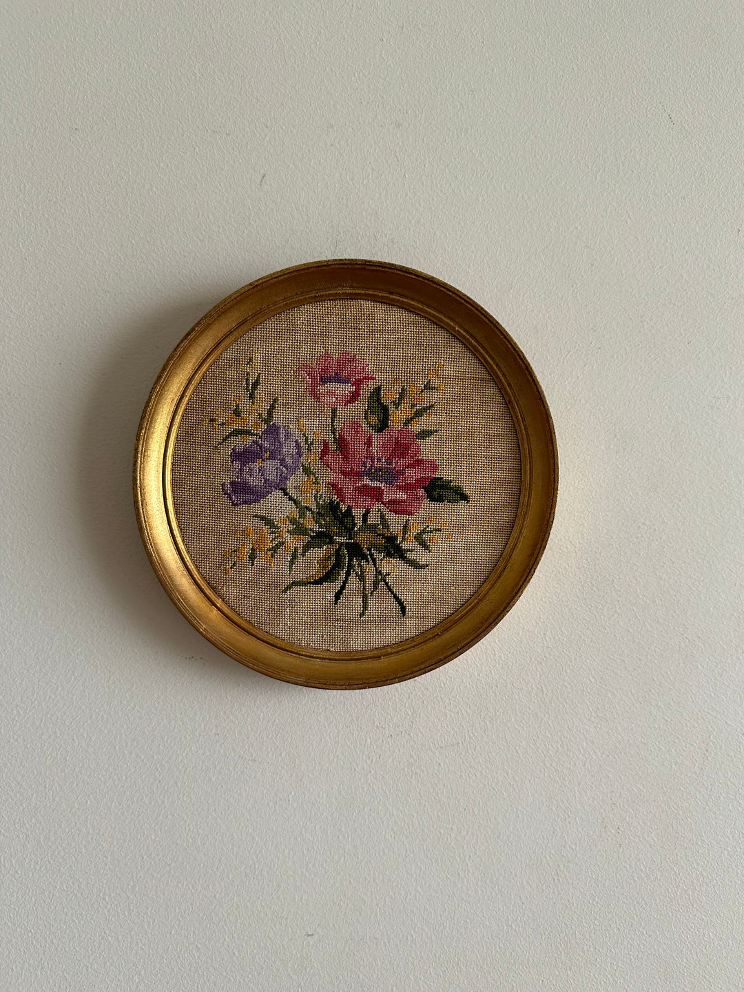 Broderie ancienne fleurs roses cadre rond en bois doré