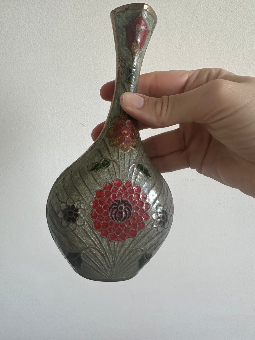 Vase en laiton émaillé motif fleurs rouges