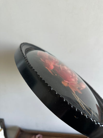 Composition florale en tissu sous verre bombé cadre ovale noir