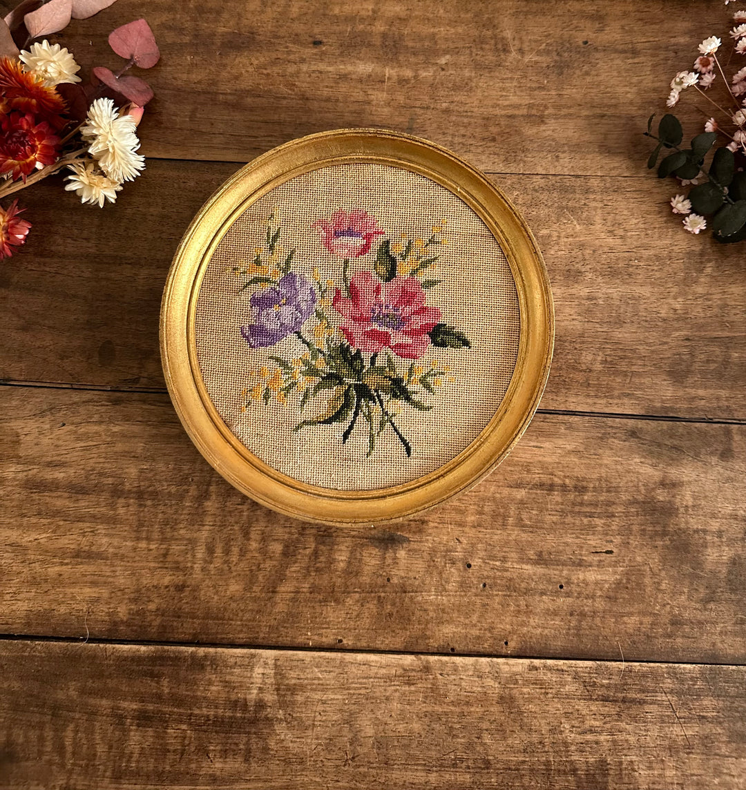 Broderie ancienne fleurs roses cadre rond en bois doré